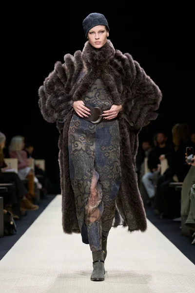 Look 16